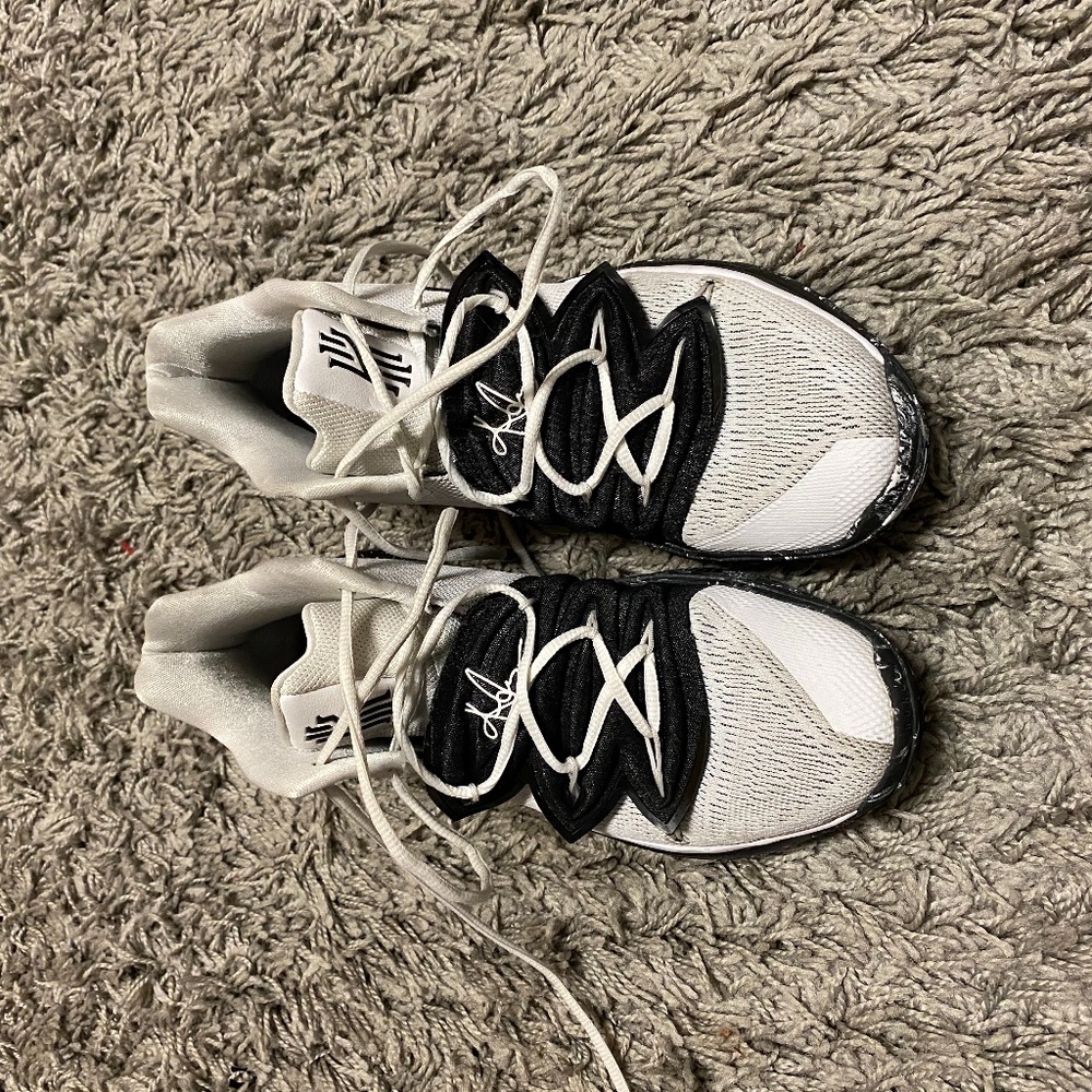 Nike Kyrie 5 Team Basketball Shoes